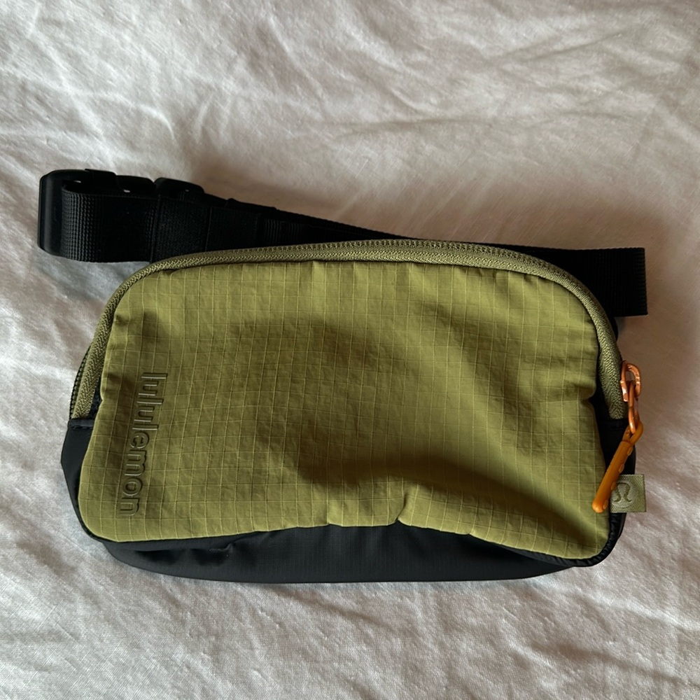 lululemon Everywhere belt bag